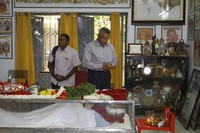 Celebrities pay tributes to Bapu Photos